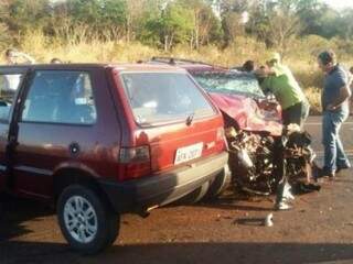 Uma pessoa morreu e quatro ficaram feridas em acidente envolvendo três veículos (Foto: divulgação/WhatsApp /Tá na Mídia Naviraí) 