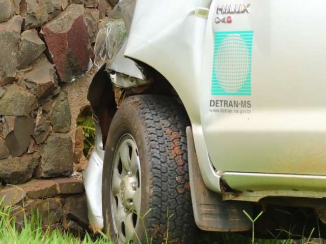 Motorista invade preferencial e &lsquo;joga&rsquo; caminhonete do Detran em muro 
