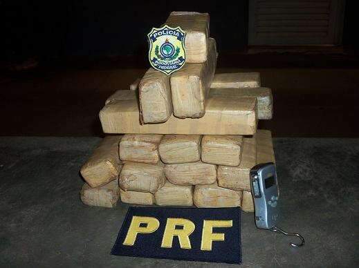  Motorista fura bloqueio e abandona Saveiro com maconha