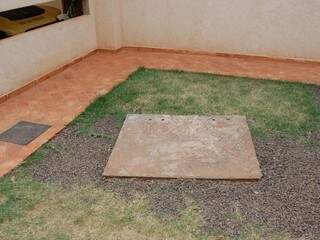 A cisterna foi colocada no quintal e em cima dela uma placa de concreto. (Foto: Simão Nogueira)