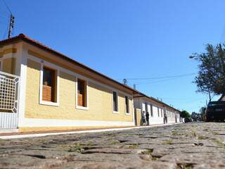 56 casas da Vila Ferroviária, em Campo Grande, receberam fachada &quot;nova&quot;. (Foto: Minamar Júnior)