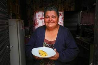 Com olhos cheios de lágrimas, Eliane oferece a sopa paraguaia carregada com gosto da saudade. (Foto: Fernando Antunes)