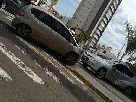 Carros colidem no Jardim dos Estados e param na cal&ccedil;ada da Caixa