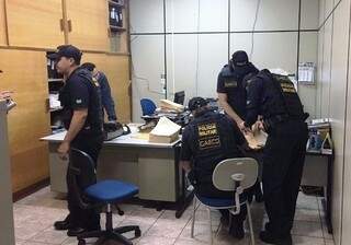 Integrantes do Gaeco fazem buscas na Câmara de Anaurilândia (Foto: Divulgação/MPMS)