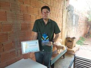 O ex-assessor mostra os prêmios que recebeu na época em que trabalhava com o vereador Chocolate (Foto: Antonio Marques)