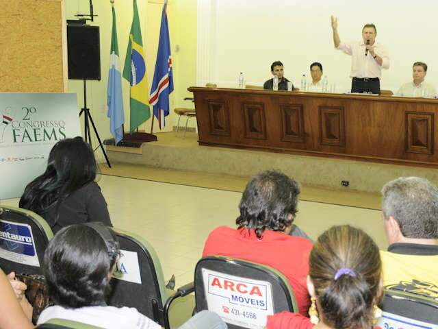  Giroto defende cria&ccedil;&atilde;o de lei para beneficiar com&eacute;rcio da regi&atilde;o de fronteira