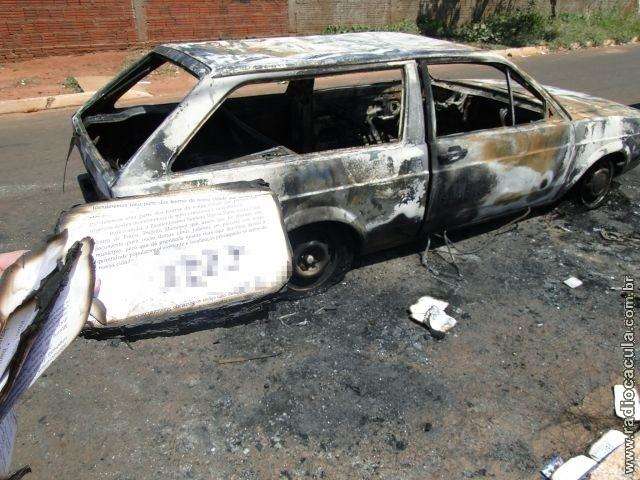 Carro com material pol&iacute;tico fica destru&iacute;do ap&oacute;s pegar fogo em Tr&ecirc;s Lagoas 