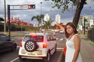 A esposa do segurança morto em frente ao semáforo onde o marido morreu. (Foto: João Garrigó)