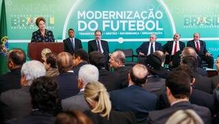 A presidente Dilma assinou hoje a MP da renegociação da dívida dos clubes de futebol (Foto Roberto Stuckert) Dilho)