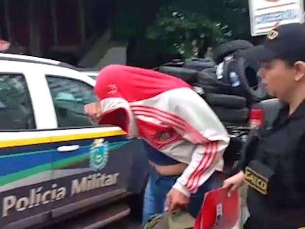 Policiais presos deixam Corregedoria em carros descaracterizados ap&oacute;s depoimento