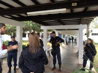 Servidores da UFGD conversam com guardas municipais no pátio da reitoria, nesta manhã (Foto: Direto das Ruas)