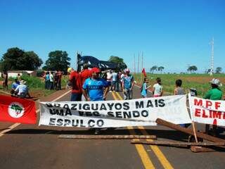 Brasiguaios bloqueiam BR-163 em Itaquiraí na última terça. (Foto: Umberto Zum)