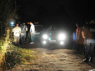 Carros foram utilizados para iluminação onde corpo foi encontrado no Jardim Anache (Foto: Rodrigo Pazinato)