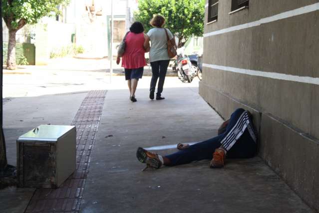 Lojistas reclamam de moradores de rua e falta de estacionamento