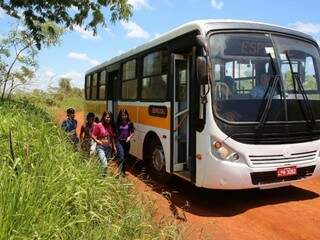 Ônibus que faz transporte escolar em Dourados pega alunos na reserva indígena (Foto: A. Frota/Divulgação)