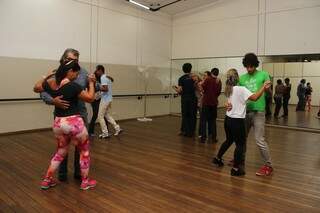  curso de aula de dança voltado para as pessoas tímidas tem a duração de três meses. (Foto: Fernando Antunes)
