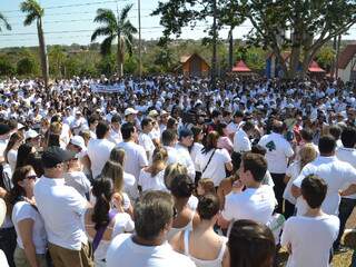 Vestidos de branco, manifestantes se reúnem para caminhada pela paz, nos altos da avenida Afonso Pena. (Foto: Minamar Júnior)