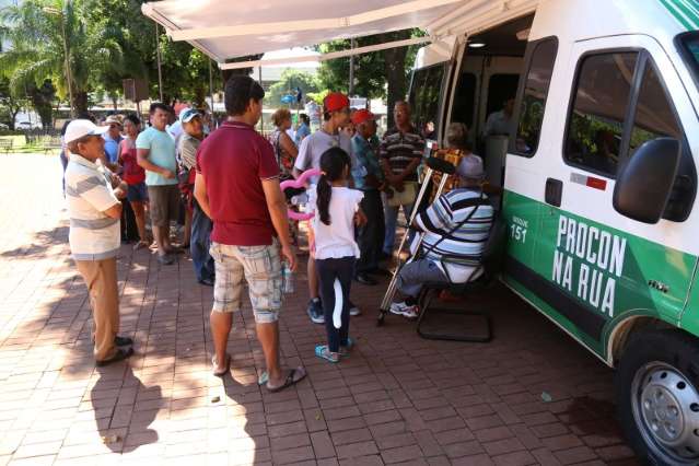 No Dia do Consumidor, popula&ccedil;&atilde;o lota pra&ccedil;a Ary Coelho para atendimento