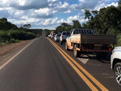 Carreta tomba e interdita trecho da BR-163 no sentido norte