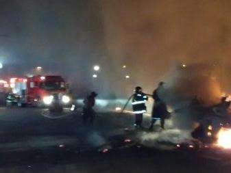 Kombi pega fogo, explode, causa inc&ecirc;ndio e deixa feridos na Divis&atilde;o