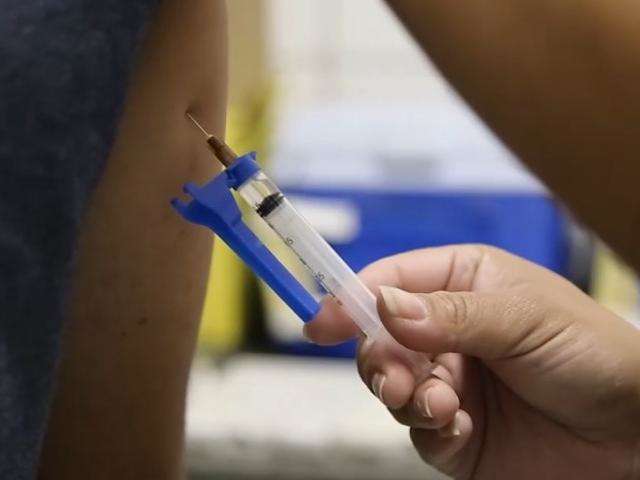 Vacina da febre amarela &lsquo;n&atilde;o vai fugir&rsquo; e dose &eacute; &uacute;nica, alerta Sesau