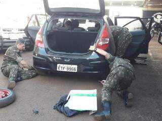 Soldados do Exército vistoriam carro em treinamento na sede do DOF em Dourados (Foto: Divulgação)