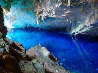 Caverna é tombada como patrimônio natural e cartão-postal de Mato Grosso do Sul. 