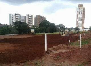 Na vizinhança de vários edifícios, alguns em construção, terreno onde vai ser construída unidade do Pão de Açúcar. (Marta Ferreira)