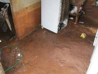 Casa da moradora Patrícia ficou cheia de lama após a chuva em 18 de fevereiro (Foto Marcos Ermínio)