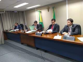 No canto esquerdo da foto, deputado Gerson Claro, relator de emenda para &quot;blindar&quot; deputados, durante reunião da CCJ (Foto: Leonardo Rocha)