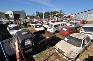 Veículos que serão leiloados pela prefeitura na quinta-feira em Dourados (Foto: Divulgação/Assecom)