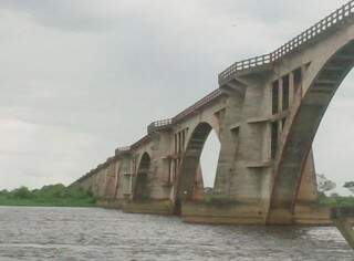 Ponte velha, inaugurada em 1947, com o nome Ponte Barão do Rio Branco, depois rebatizada como Ponta Eurico Gaspar Dutra. Para mim é a ponte dos passeios de minha infância em Porto Esperança.