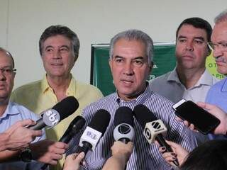 Governador Reinaldo Azambuja durante entrevista coletiva, ontem de manhã (Foto: Chico Ribeiro)