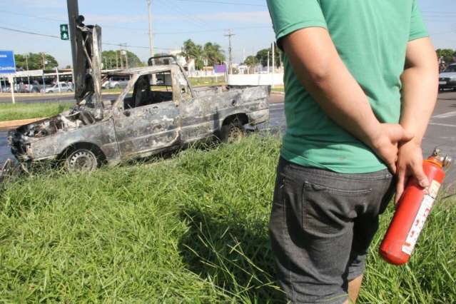 Carro de marceneiro explode e &eacute; destru&iacute;do pelas chamas em avenida