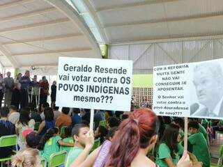 Manifestantes cobraram posicionamento de deputado douradense (Foto: Helio de Freitas)