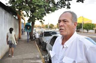 Senhor Francisco ficou indignado com a situação do posto de saúde (Foto: João Garrigó)