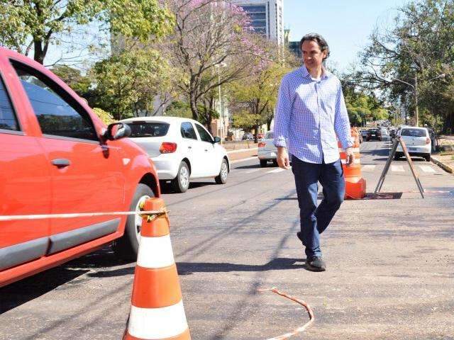 Marquinhos Trad vistoria obra de recapeamento no Centro 