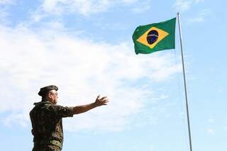 Militar do CMO em frente à bandeira e ao pátio onde ocorreu a formação (Foto: Marina Pacheco)