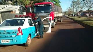 Caminhão foi recuperado na cidade de Maracaju (Foto: divulgação / PM)