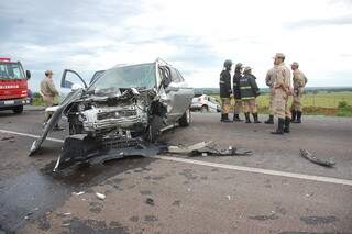 Dois veículos envolvidos no acidente ficaram destruídos. Foto: Simão Nogueira