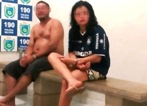 Crian&ccedil;a de 5 anos pede comida e m&atilde;e joga feij&atilde;o quente no rosto dele