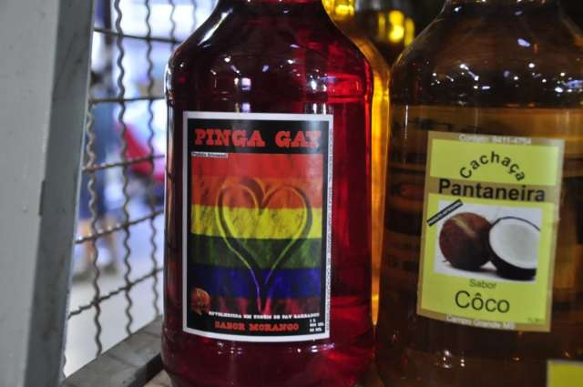 No mercad&atilde;o, cacha&ccedil;a com r&oacute;tulo personalizado agrega  humor a bebida