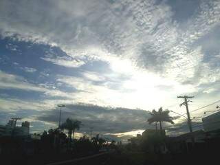 Dia começou com céu parcialmente nublado em Campo Grande; sábado segue sob alerta de temporais. (Foto: Saul Schramm)