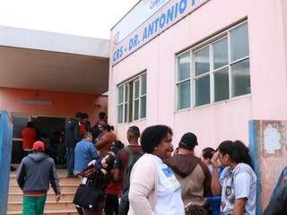 Fila para vacinação no CRS Tiradentes, durante campanha (Foto: Henrique Kawaminami)