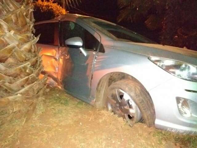 Preso do semiaberto rouba ve&iacute;culo e bate em arvore enquanto fugia