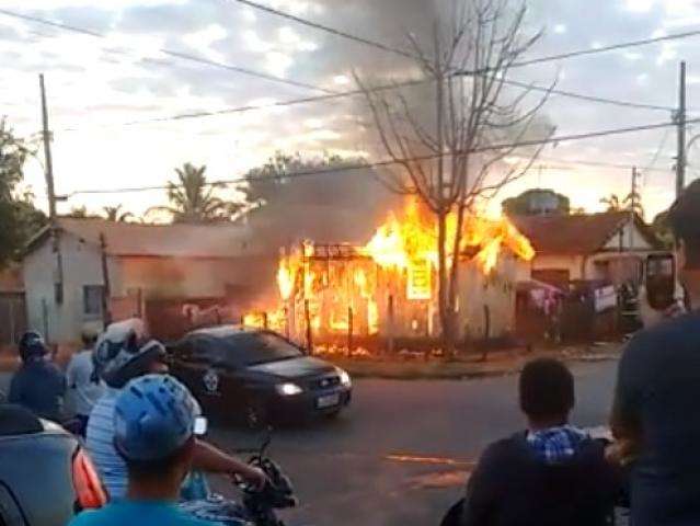 Fam&iacute;lia perde tudo em inc&ecirc;ndio de resid&ecirc;ncia no interior