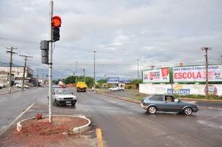 Novo semáforo foi colocado no local, regularizando trânsito (Foto: João Garrigó)