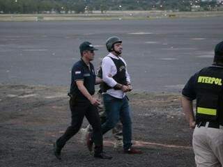 Jarvis Pavão na quinta passada, quando era extraditado para o Brasil (Foto: Divulgação)