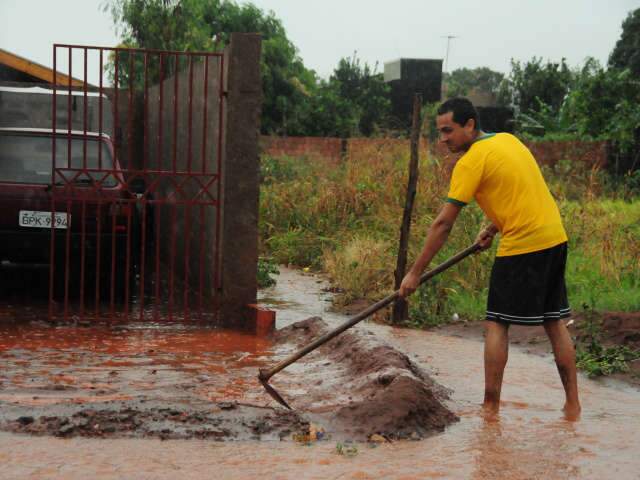  &Aacute;gua da chuva alaga casas em diversos pontos de Campo Grande