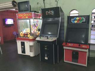 Máquina de Garra e os dois fliperamas, um com jogos da Marvel e o outro com o Tekken 3. (Foto: Thais Pimenta)